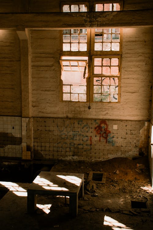Foto profissional grátis de abandonado, interior, janelas