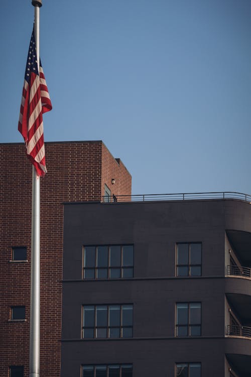 Gratis arkivbilde med amerikansk flagg, bygning, flaggstang
