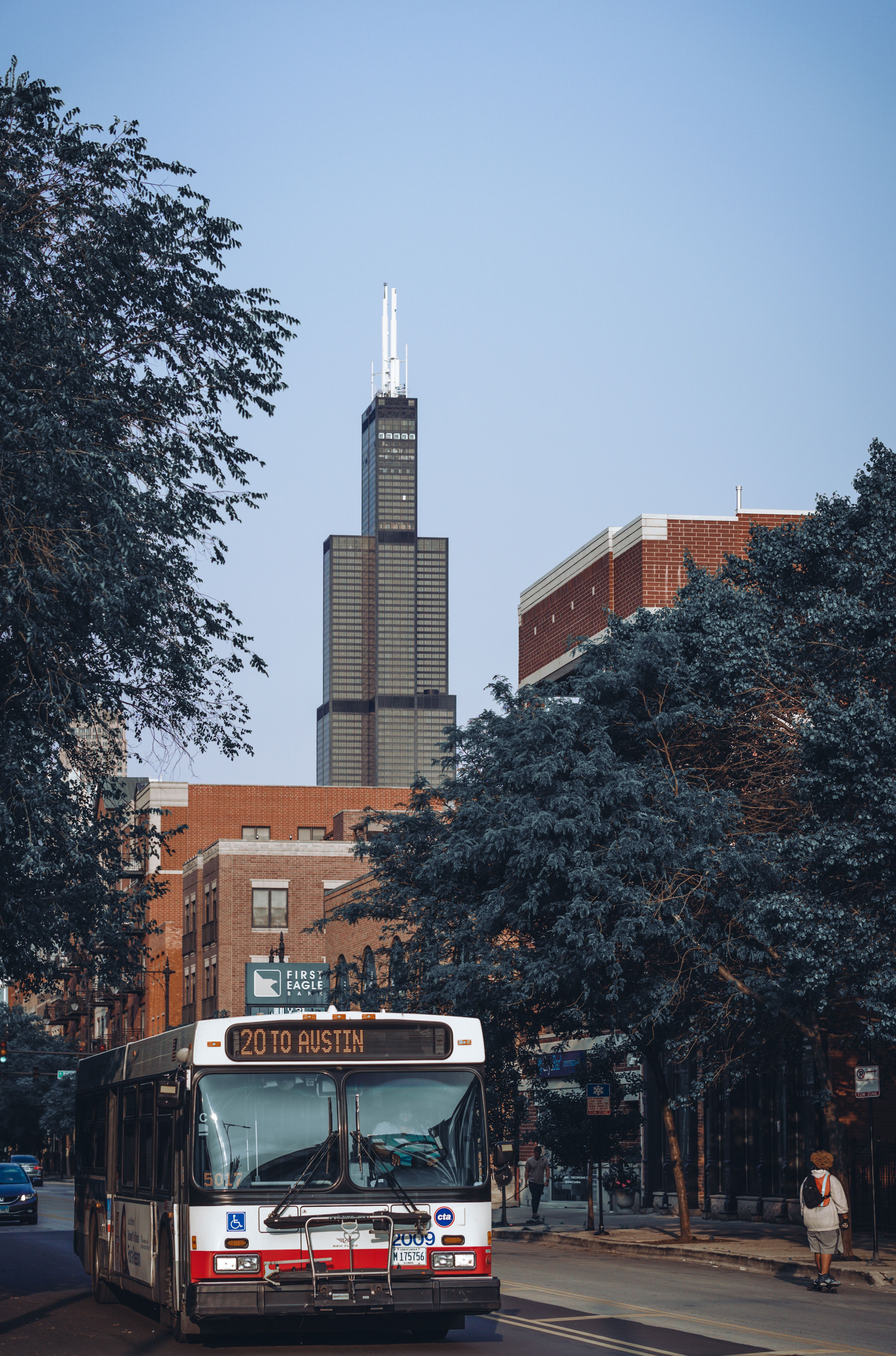 A city bus on a Chicago street with the Willis Tower behind, near HI Chicago Hostel in the Loop