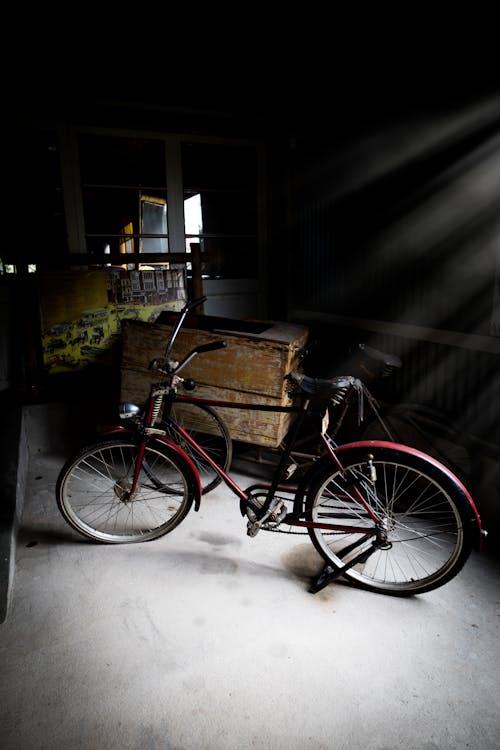 Foto profissional grátis de antigo, bicicleta, bicicleta vermelha