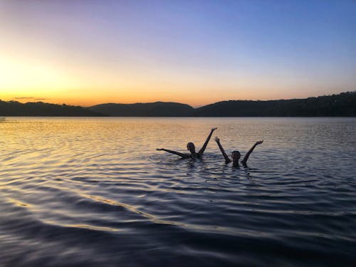 Foto d'estoc gratuïta de a l'aire lliure, aigua, amb silueta