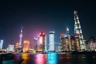 上海夜色中明亮的天际线令人惊叹，河面上色彩缤纷