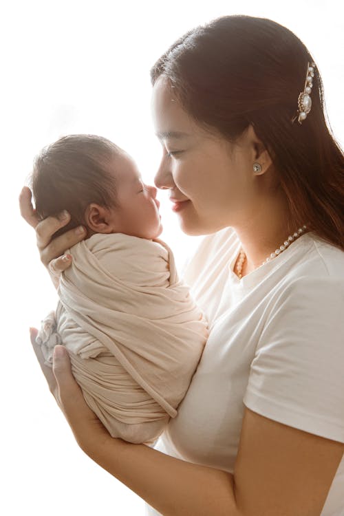anne, Asyalı kadın, bebek içeren Ücretsiz stok fotoğraf