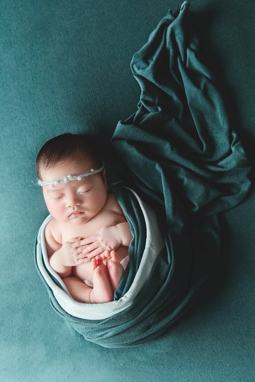Foto stok gratis bayi, kain, keranjang