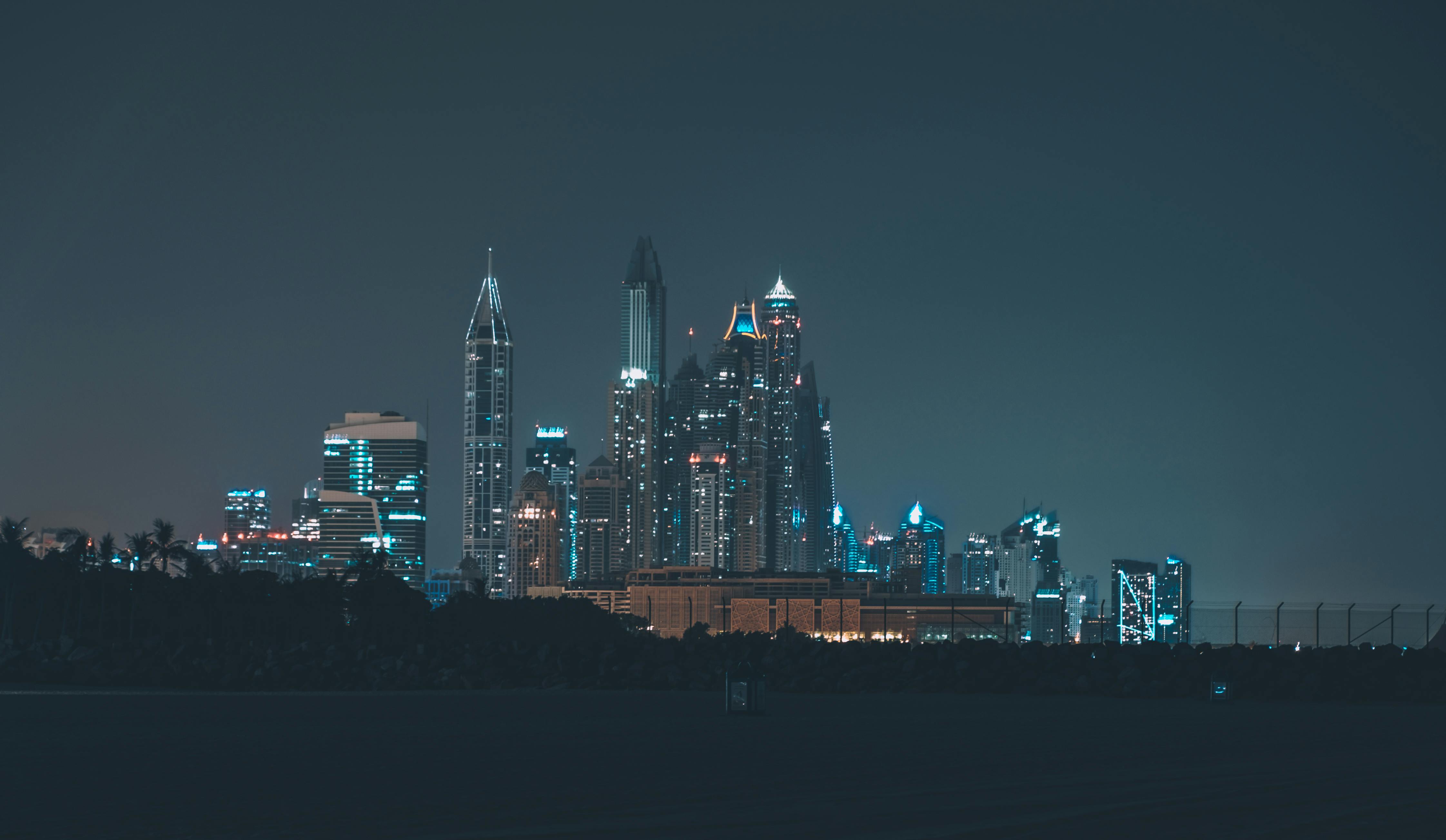 Een eenzame wandelaar op een kam bij zonsopgang met brede bergvergezichten