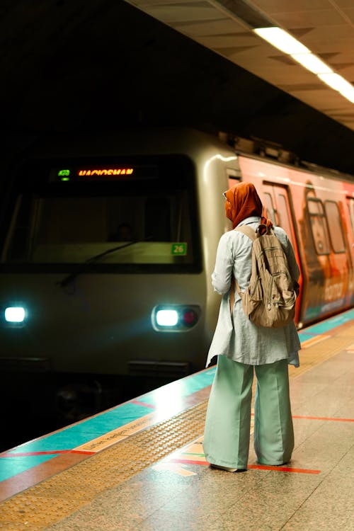 Ilmainen kuvapankkikuva tunnisteilla julkinen liikenne, metro juna, metroasema