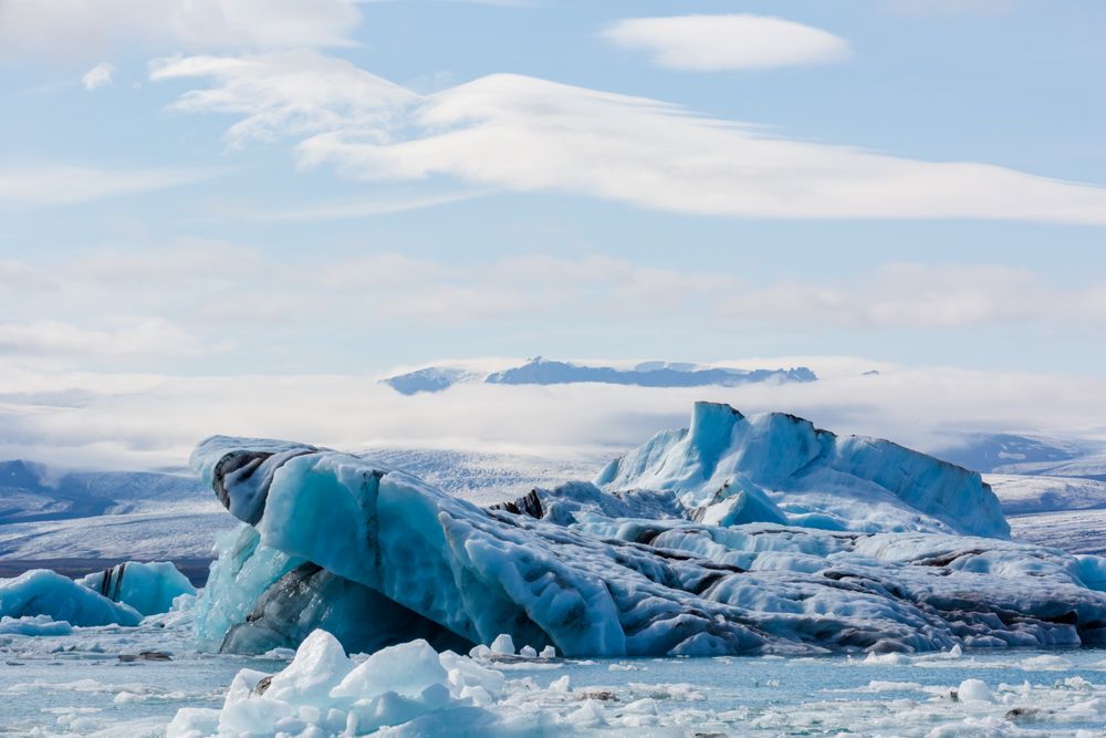 Aisberguri albastre plutind în laguna glaciară Jökulsárlón sub cer senin