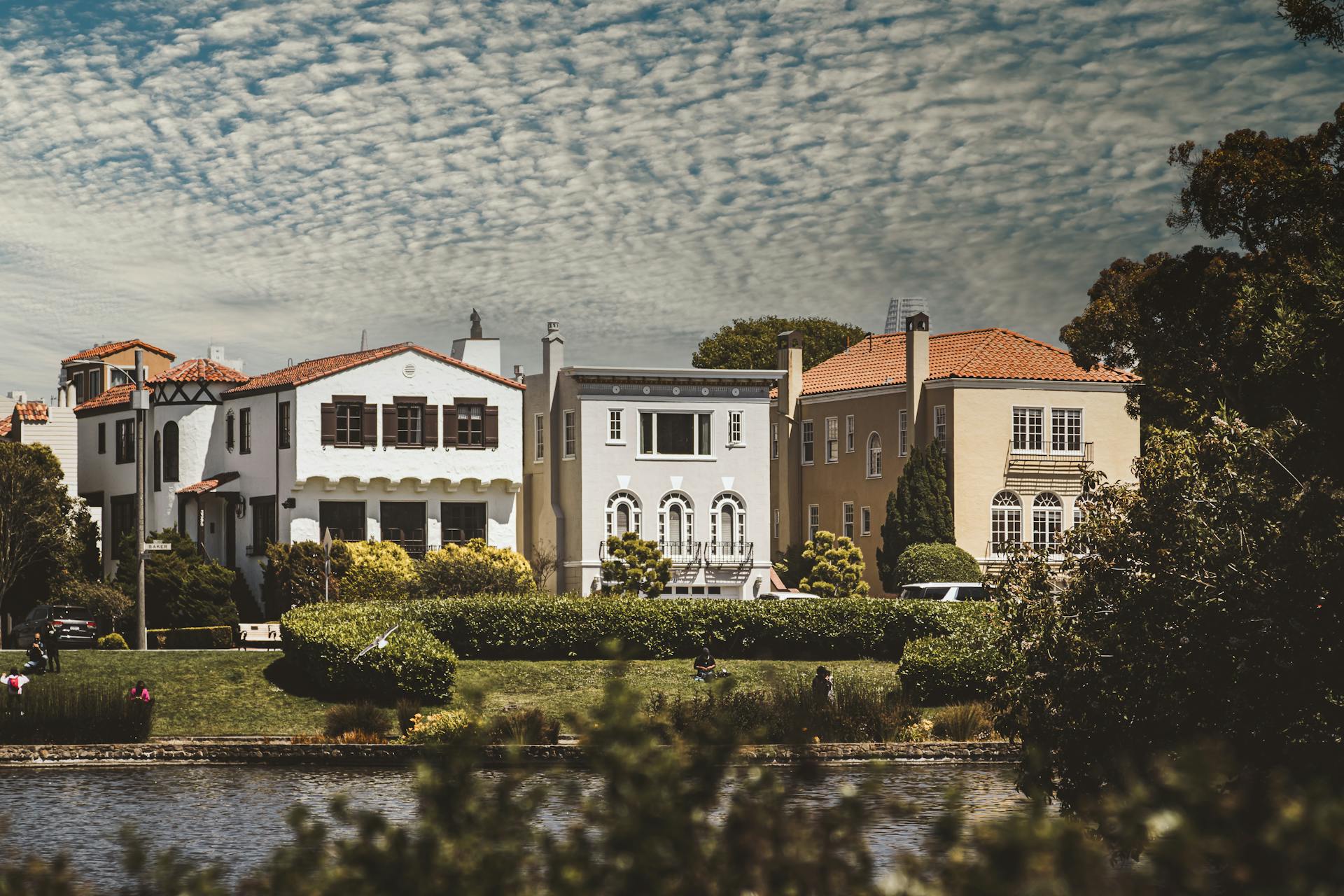 Charming residential homes by a riverbank in San Francisco, showcasing elegant architecture.