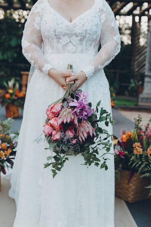 Základová fotografie zdarma na téma držení, kytice, nevěsta