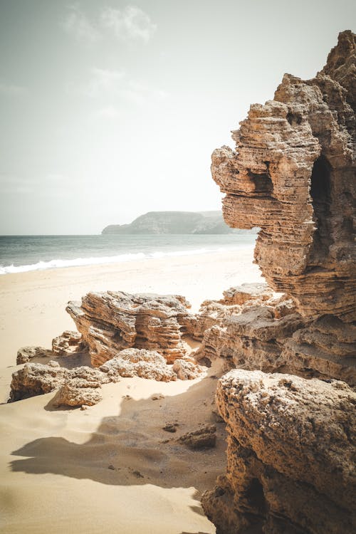 모래, 바다, 바위의 무료 스톡 사진