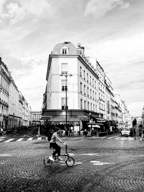 Fotos de stock gratuitas de blanco y negro, calles de la ciudad, ciclistas