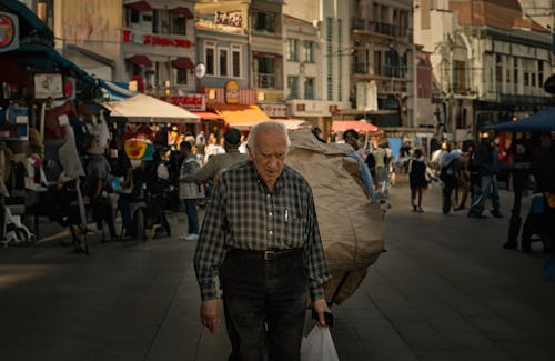 adam, gömlek, gri saç içeren Ücretsiz stok fotoğraf