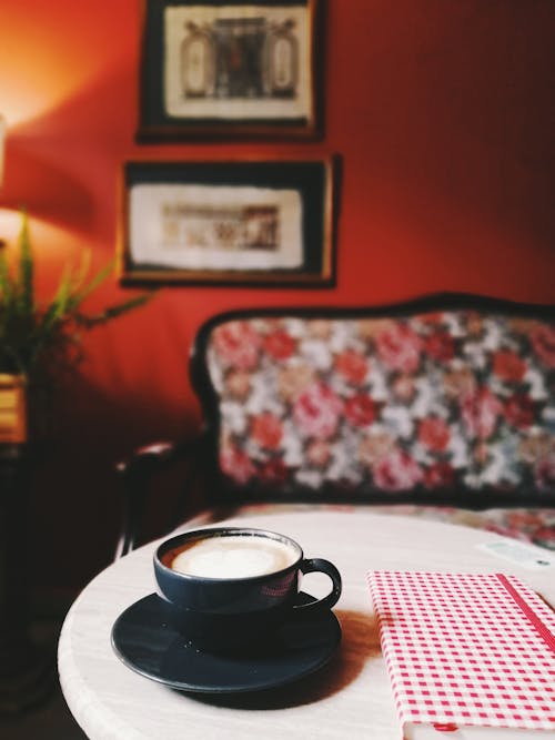 caffe latte, cappuccino, dikey atış içeren Ücretsiz stok fotoğraf