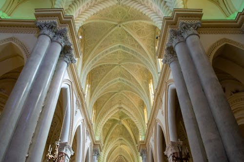 Foto profissional grátis de alicerces, capela, colunas