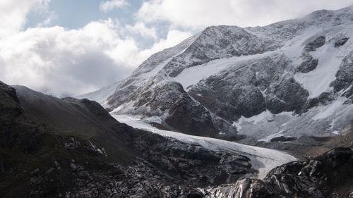 Free Breathtaking snowy mountains and glacier under a cloudy sky, showcasing the serene beauty of nature. Stock Photo
