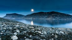 在月光下，巴芬岛崎岖的景观和宁静的水域呈现出令人惊叹的景色