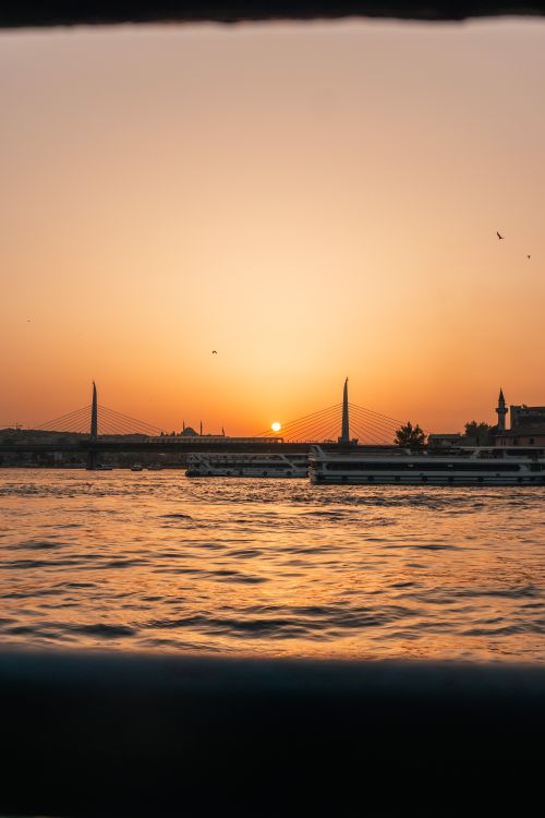 Free Serene sunset over Galata Bridge with boats in İstanbul, Türkiye. Stock Photo