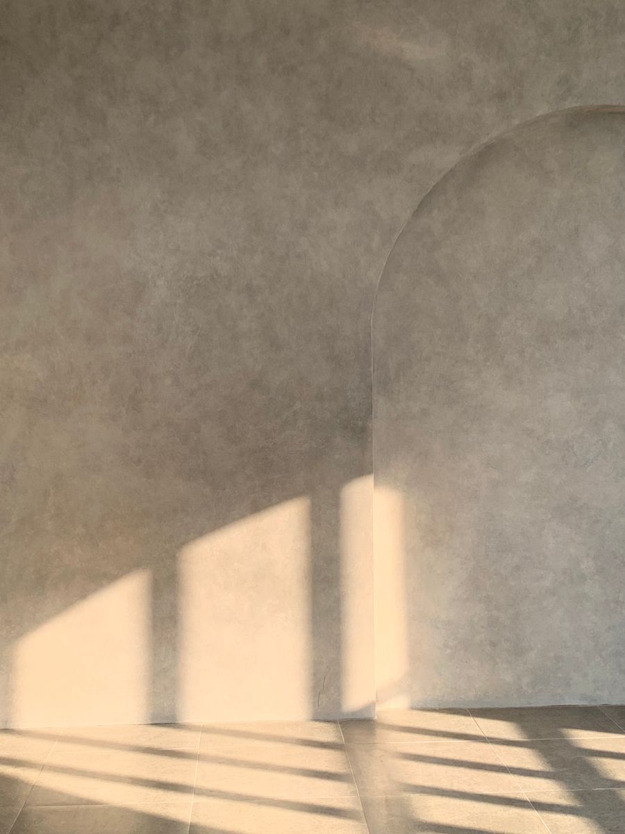 Interior minimalista con arco y luz natural