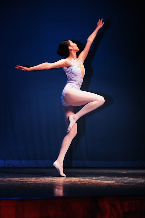 Foto d'estoc gratuïta de ballant, Ballarí de ballet, braç aixecat