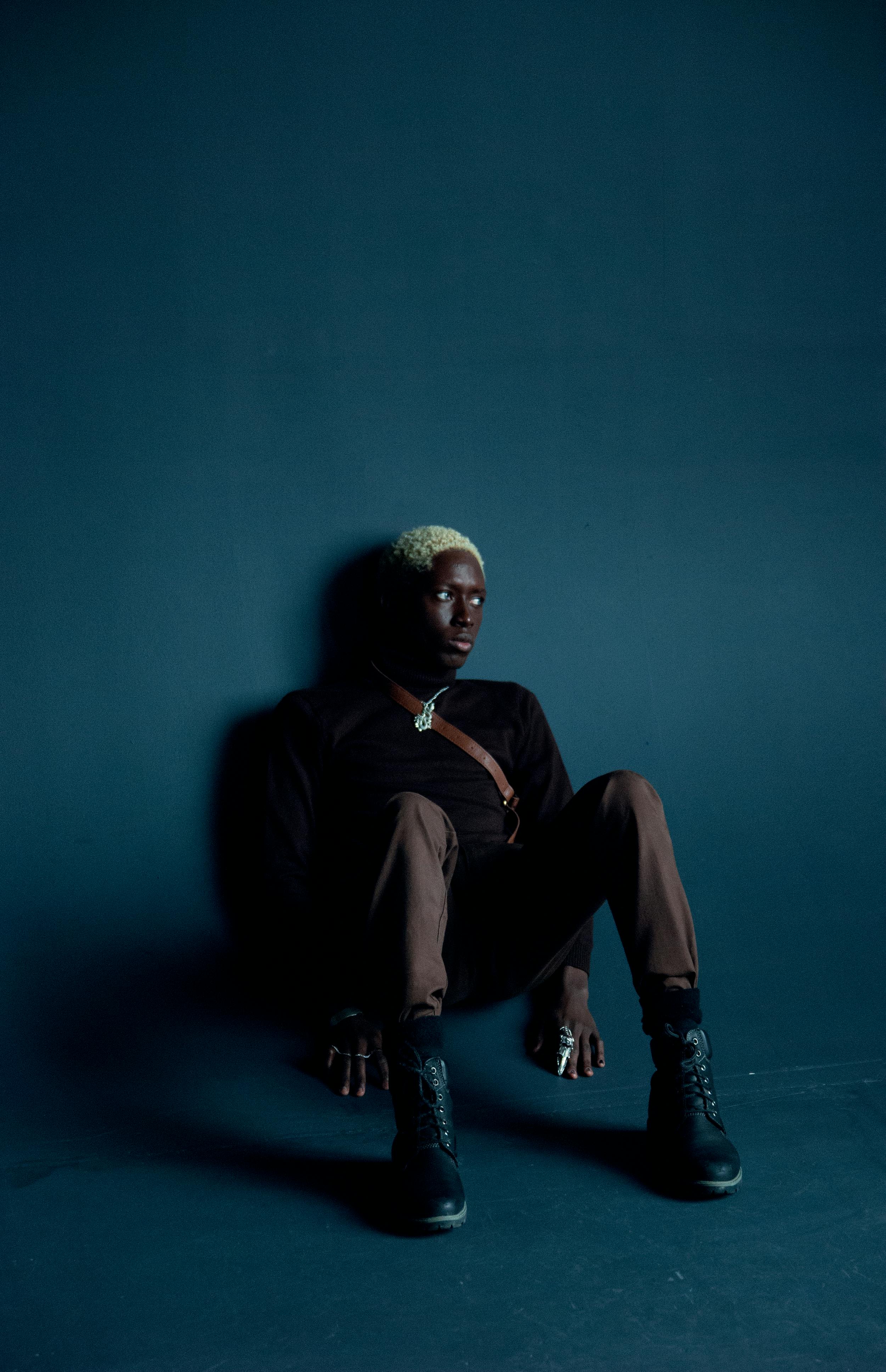 gratis Man Met Wit Geverfd Haar Zittend Op De Vloer Stockfoto