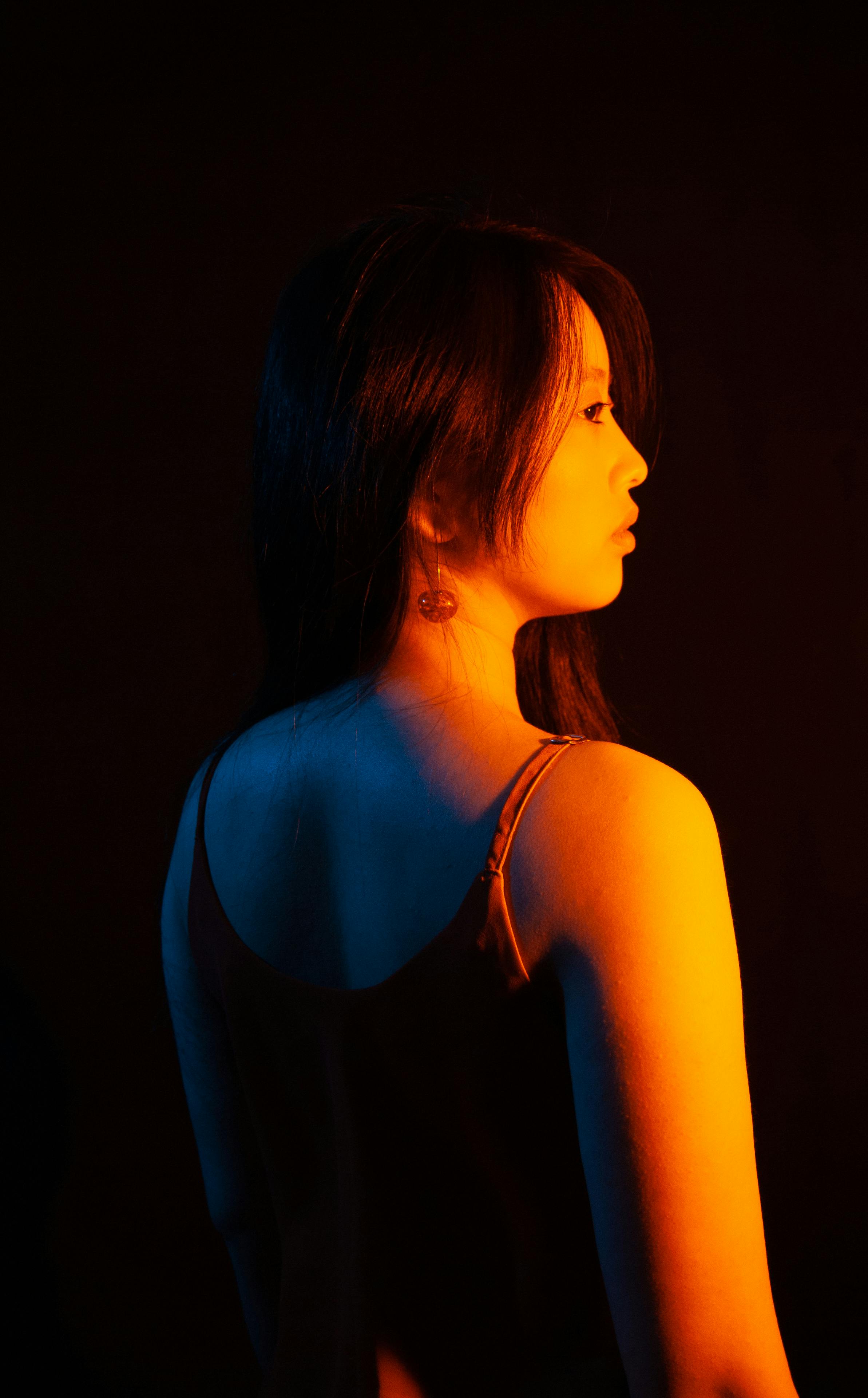 Gratis Mujer Parada Bajo Luz Amarilla Foto de stock