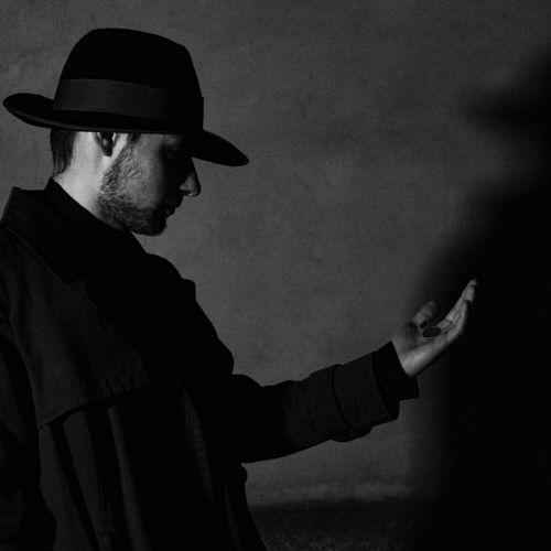 Free Artistic black and white side profile of a man in a hat and coat, creating a mysterious mood. Stock Photo