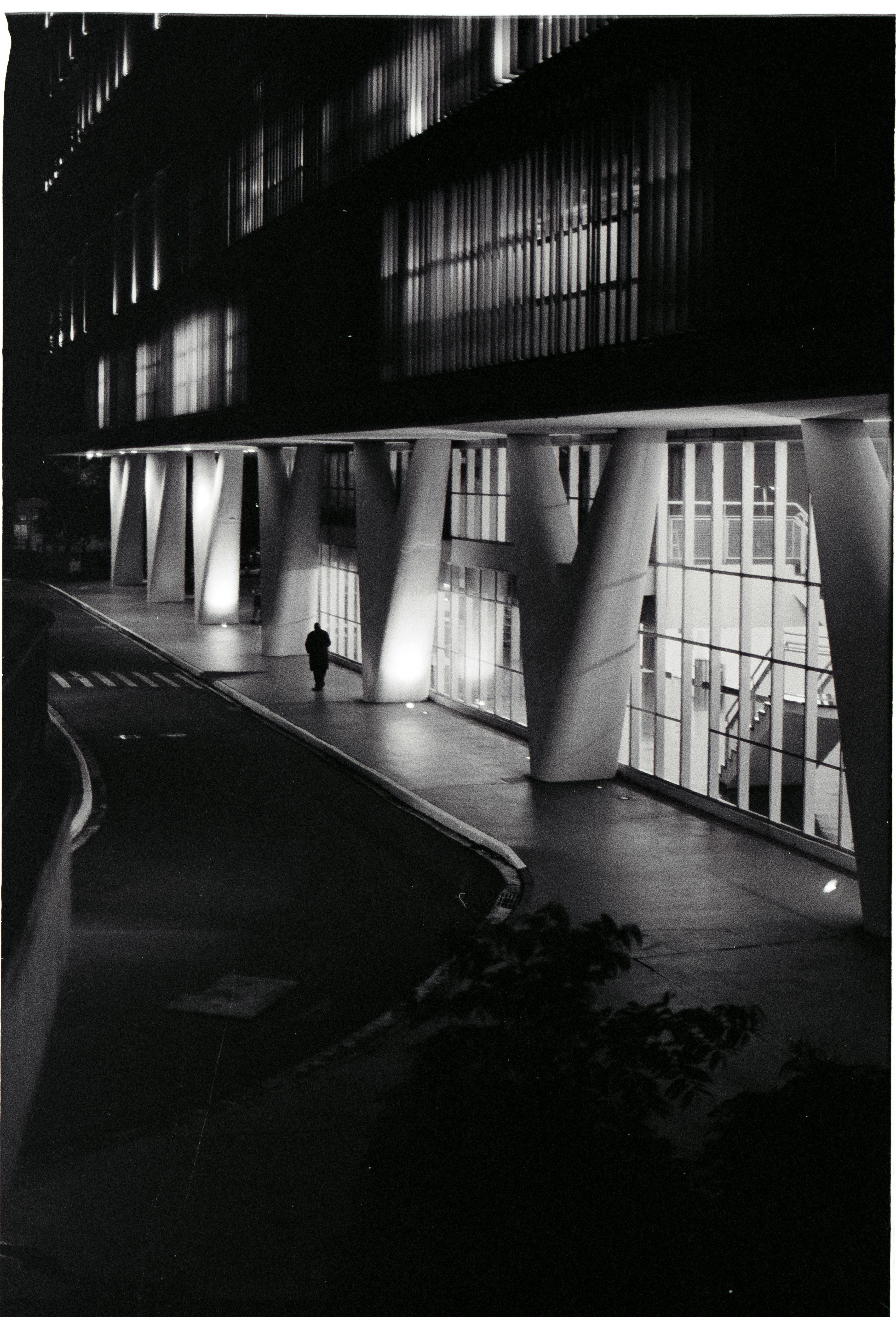Black and white photo of modern architecture at night in São Paulo.