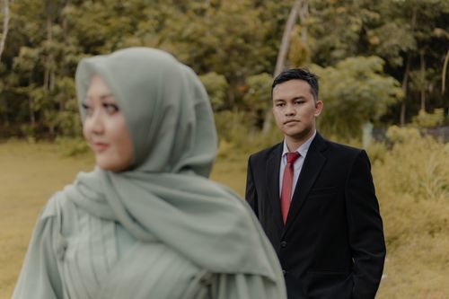 Free Romantic pre-wedding photoshoot in Pacitan, East Java, showcasing love and tradition. Stock Photo