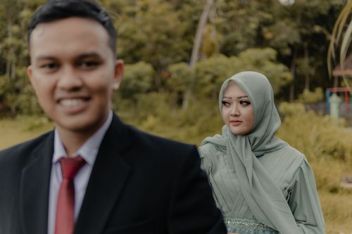 Free Outdoor pre-wedding photoshoot of a happy couple in Pacitan, East Java, Indonesia, wearing traditional attire. Stock Photo