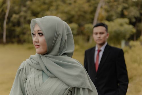Free Elegant couple in traditional attire during outdoor pre-wedding photoshoot. Stock Photo