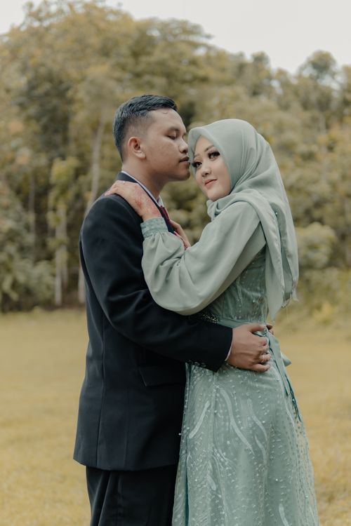 Free A romantic couple's pre-wedding photoshoot in Pacitan, Indonesia. Stock Photo
