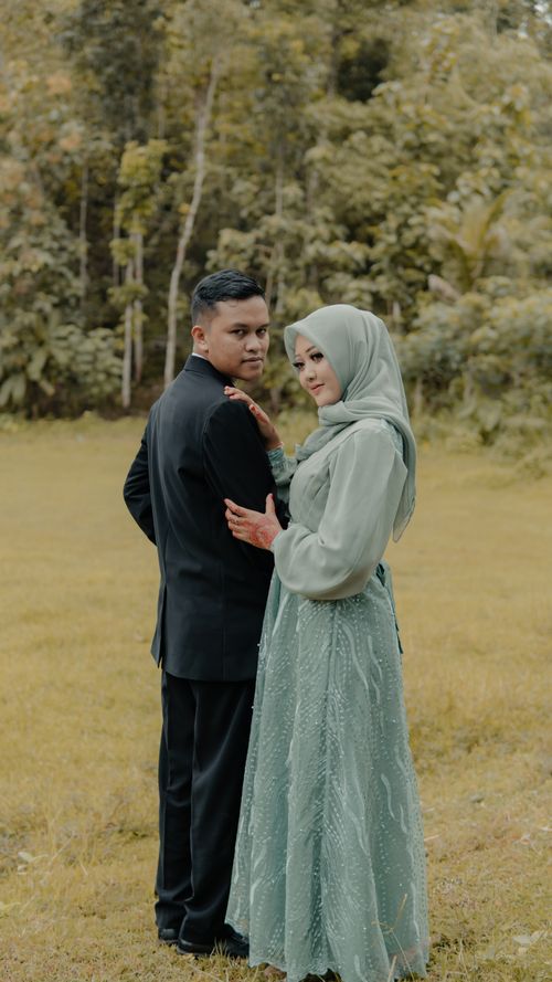 Free A romantic pre-wedding photoshoot featuring a couple in traditional attire in Pacitan, East Java. Stock Photo
