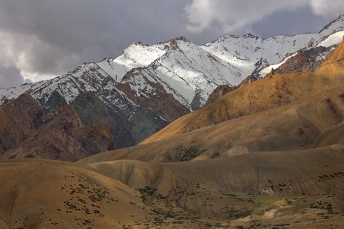 Free Majestic snow-capped mountains of Leh, Ladakh, showcasing a dramatic and breathtaking landscape. Stock Photo
