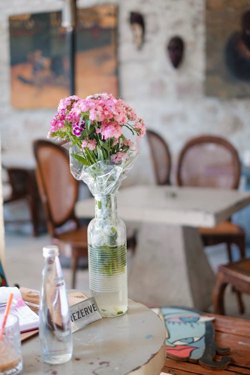 Photos gratuites de fleurs roses, restaurant, table