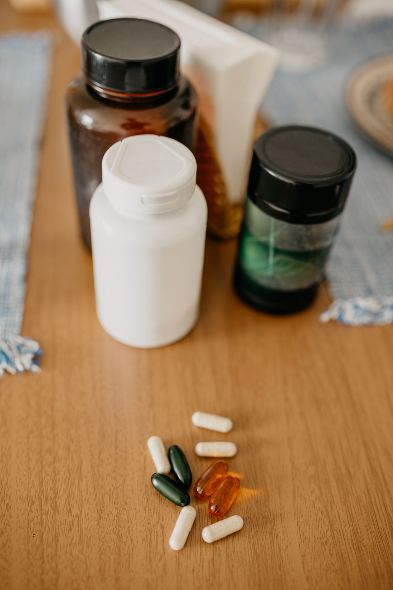 Flacons de compléments alimentaires alignés, question de l'étiquetage et du dosage réel
