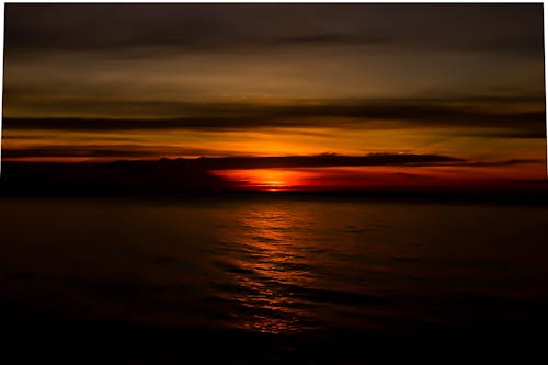 Ilmainen kuvapankkikuva tunnisteilla auringonlasku, meren äärellä, valo ja varjo