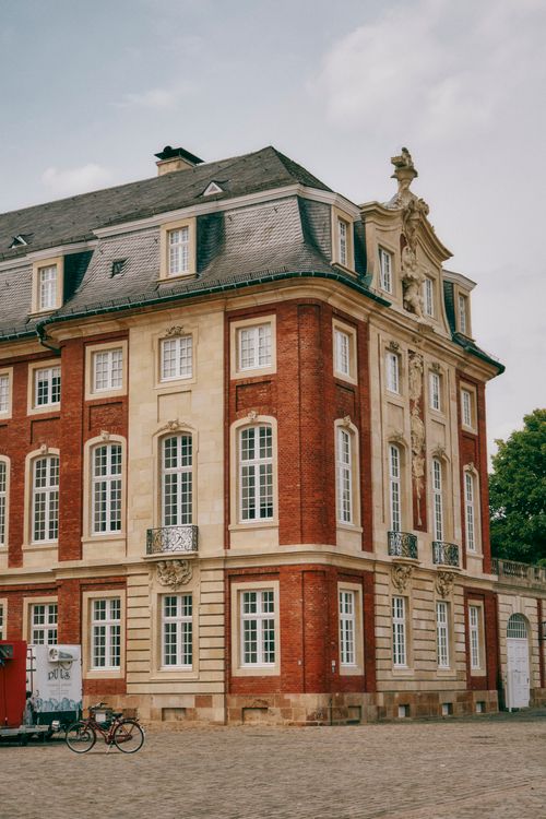 Free Elegant historic mansion in Münster with classic architecture, perfect for travel enthusiasts. Stock Photo