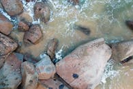 马来西亚基哈尔岩石海岸线的地形与海浪鸟瞰图