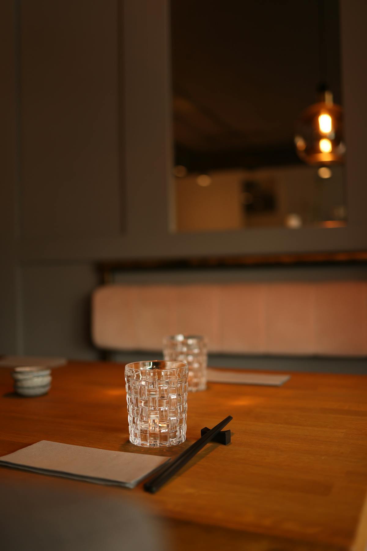 Bicchiere d'acqua appoggiato su un tavolo in ambiente interno