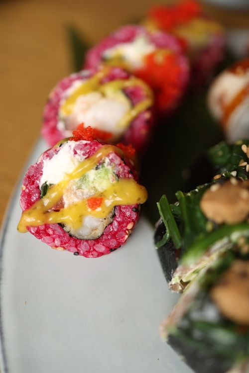 Free Close-up of vibrant sushi rolls with avocado, served on a plate. Perfect for food photography enthusiasts. Stock Photo