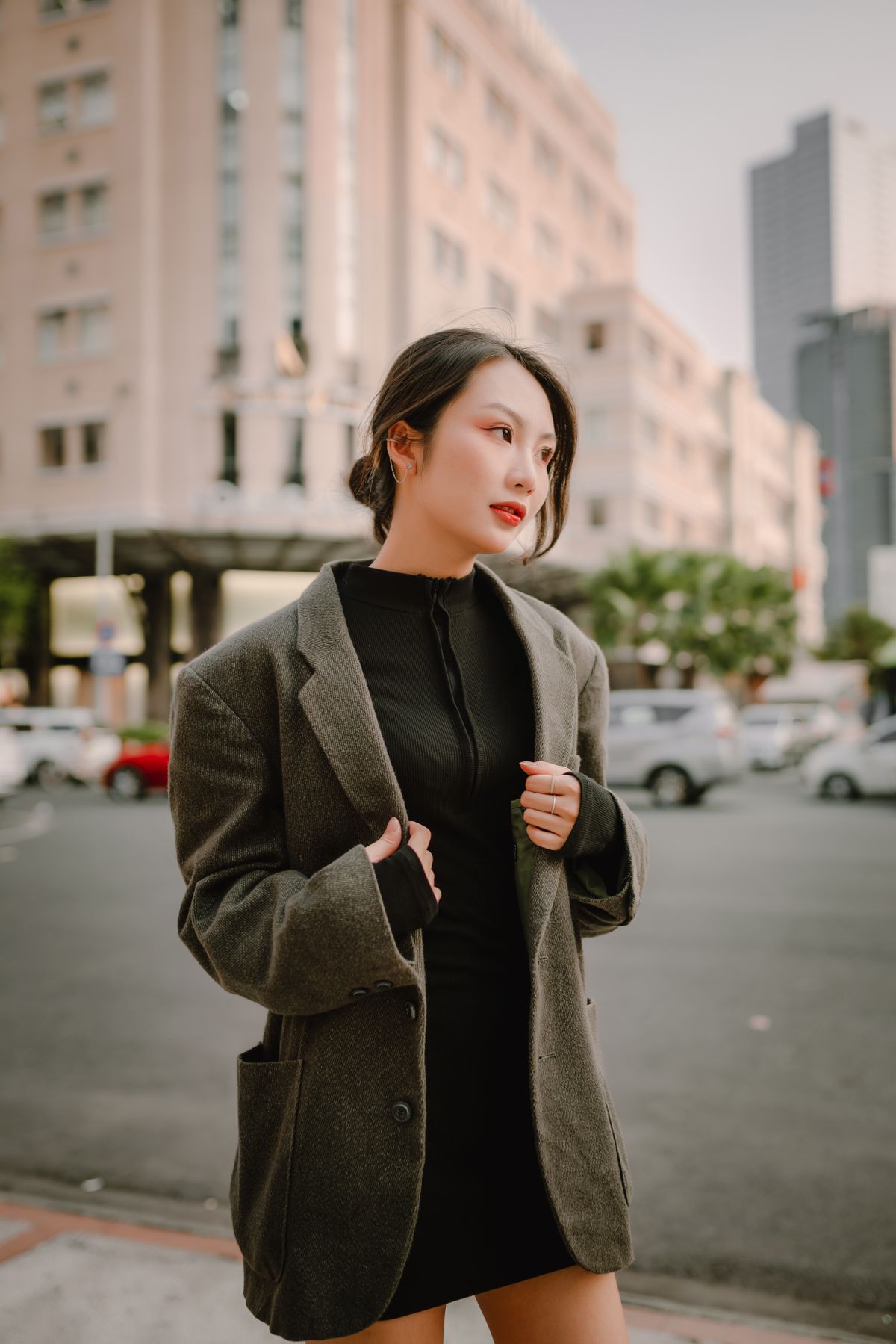 Slouchy Blazer Outfits for Women — 7 Relaxed Tailoring Looks for Fall Stylish woman in an oversized jacket on a city street
