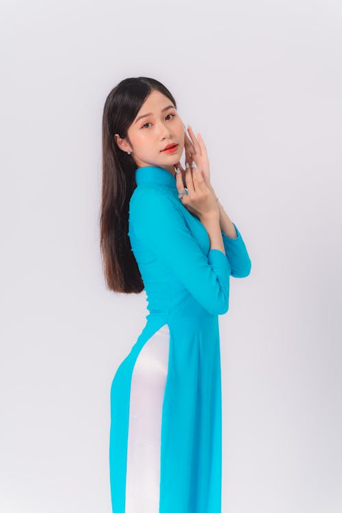 긴 머리, 블루 드레스, 서 있는의 무료 스톡 사진