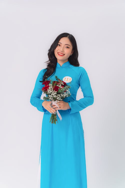 Kostenloses Stock Foto zu asiatische frau, blaues kleid, blumen