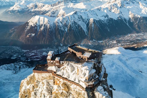 Casa In Legno Marrone E Nera