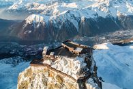 冬季白雪皑皑的山峰与风景优美的观景台，构成了一幅壮丽的鸟瞰图景