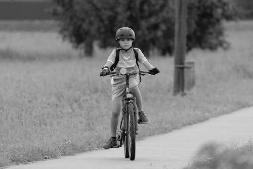 Gratis stockfoto met fiets, helm, jongen