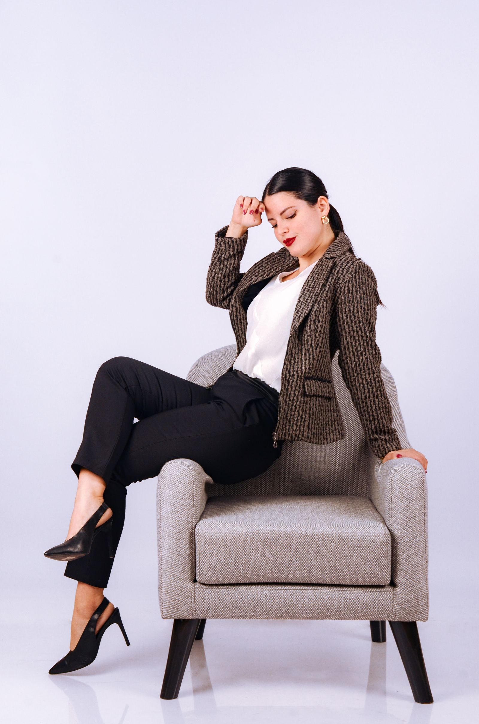 Woman in tweed jacket and dark jeans