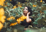 一位宁静的女子，在阳光明媚的日子里，享受着被向日葵环绕的温暖