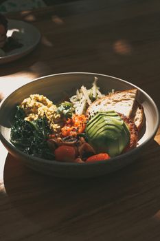 Bol de quinoa aux légumes grillés