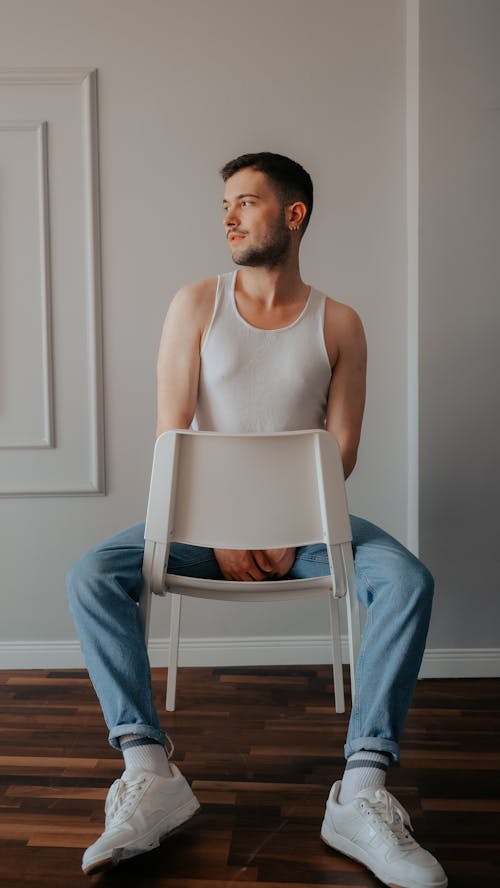 Foto profissional grátis de cadeira, fotografia de moda, homem